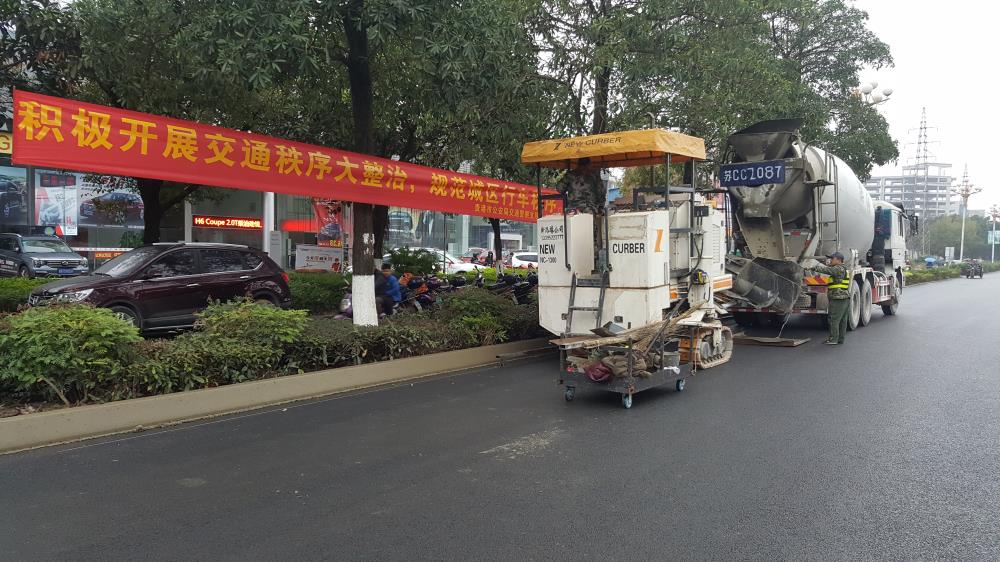 為什么說路緣石滑模機是混凝土滑模攤鋪的好幫手呢？
