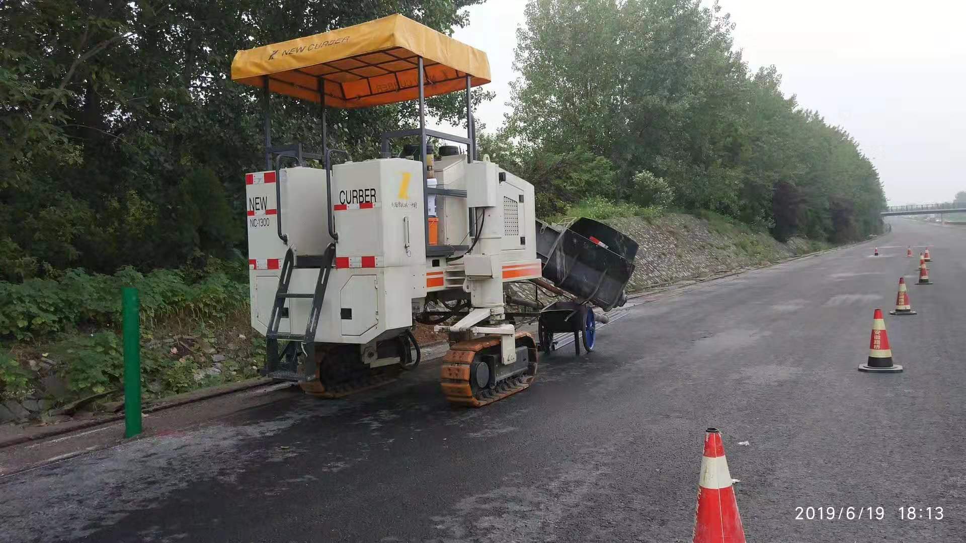 路面攤鋪開始前，務(wù)必要對(duì)混凝土路緣石滑模攤鋪機(jī)的性能進(jìn)行全面檢查