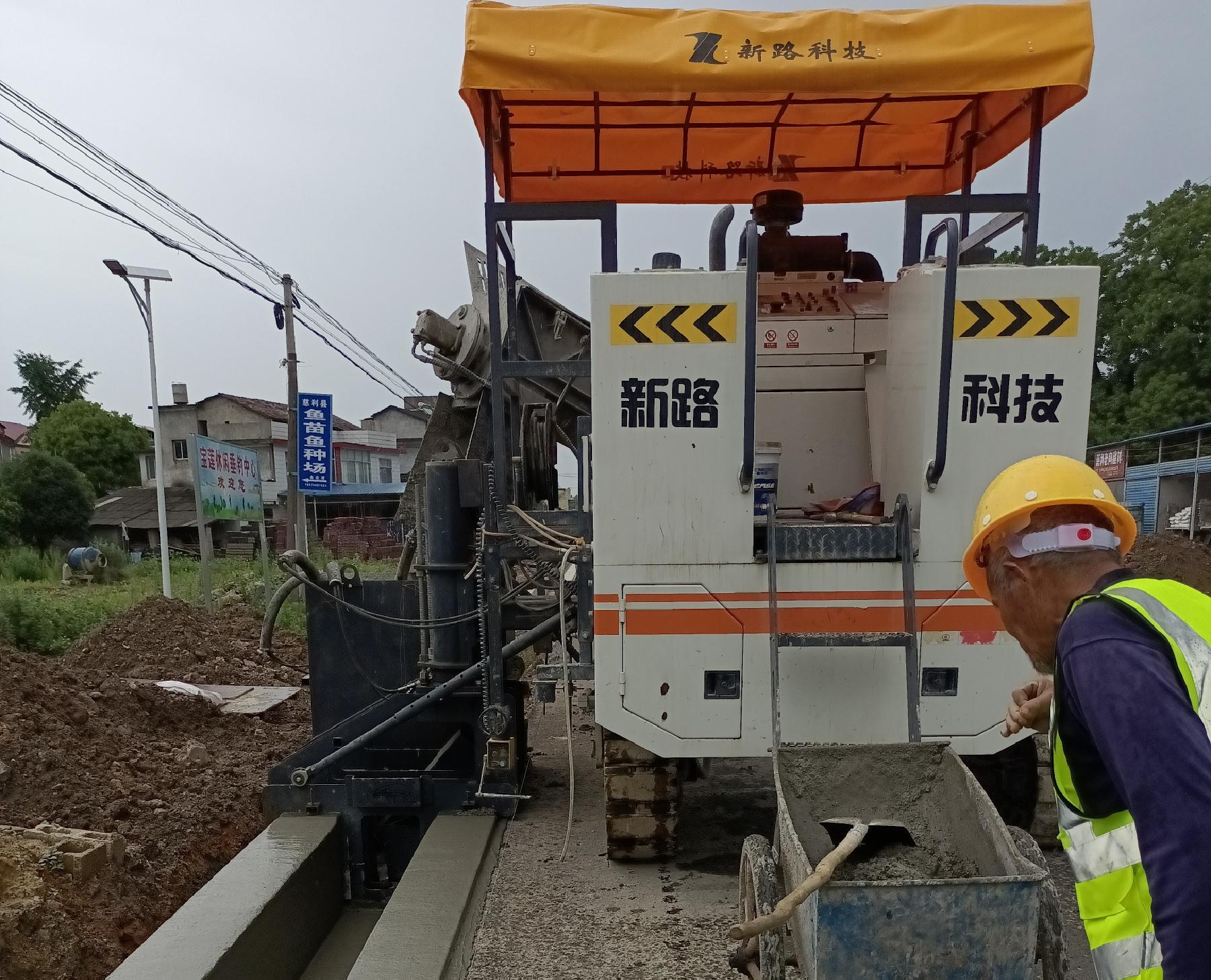 G353慈利至張家界城區(qū)公路排水溝滑模一次性成型，滑模施工效率高