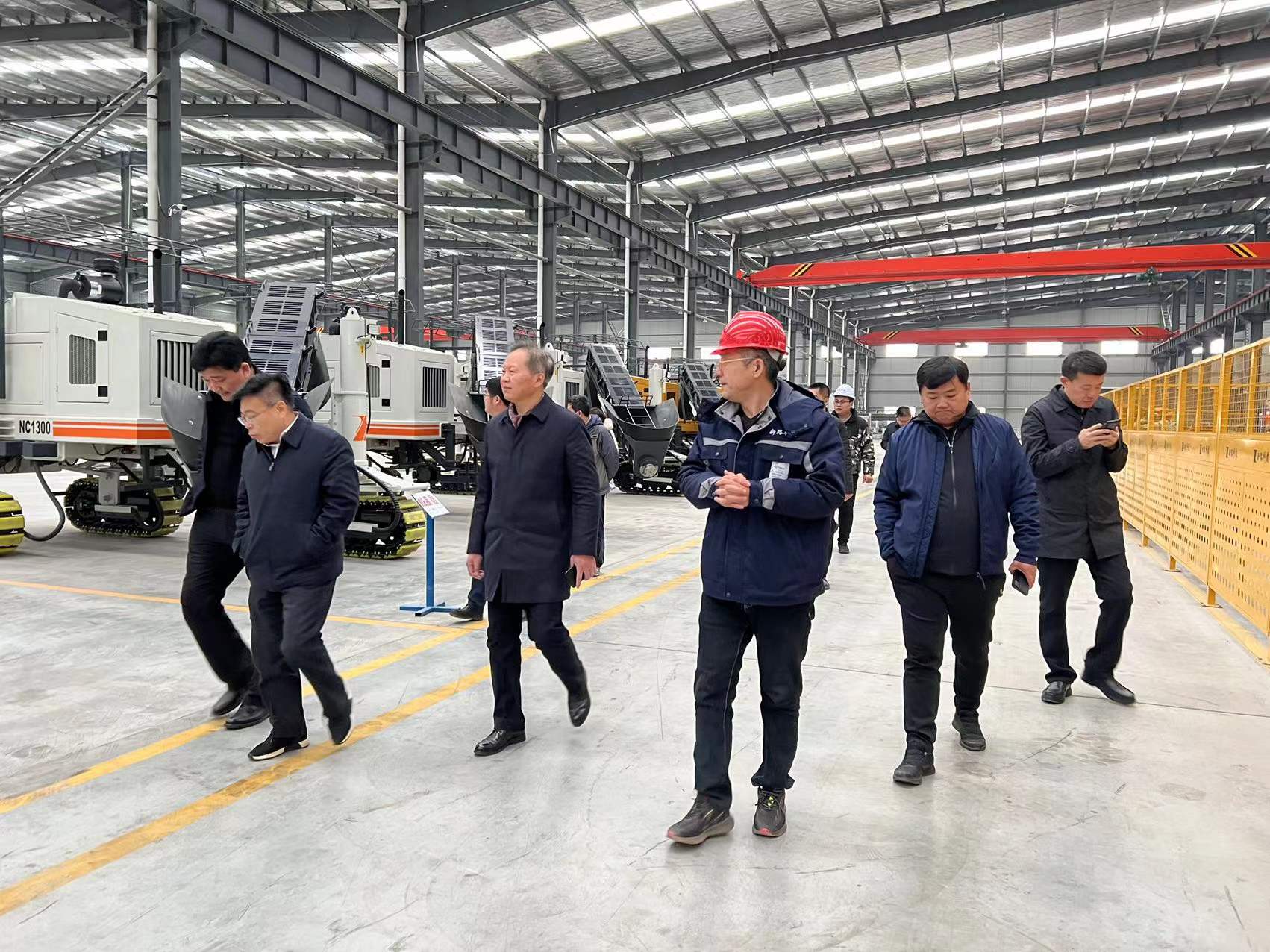 熱烈歡迎徐州市委市政府、淮海國際港務(wù)區(qū)、柳新鎮(zhèn)一行領(lǐng)導(dǎo)來我司參觀考察工作